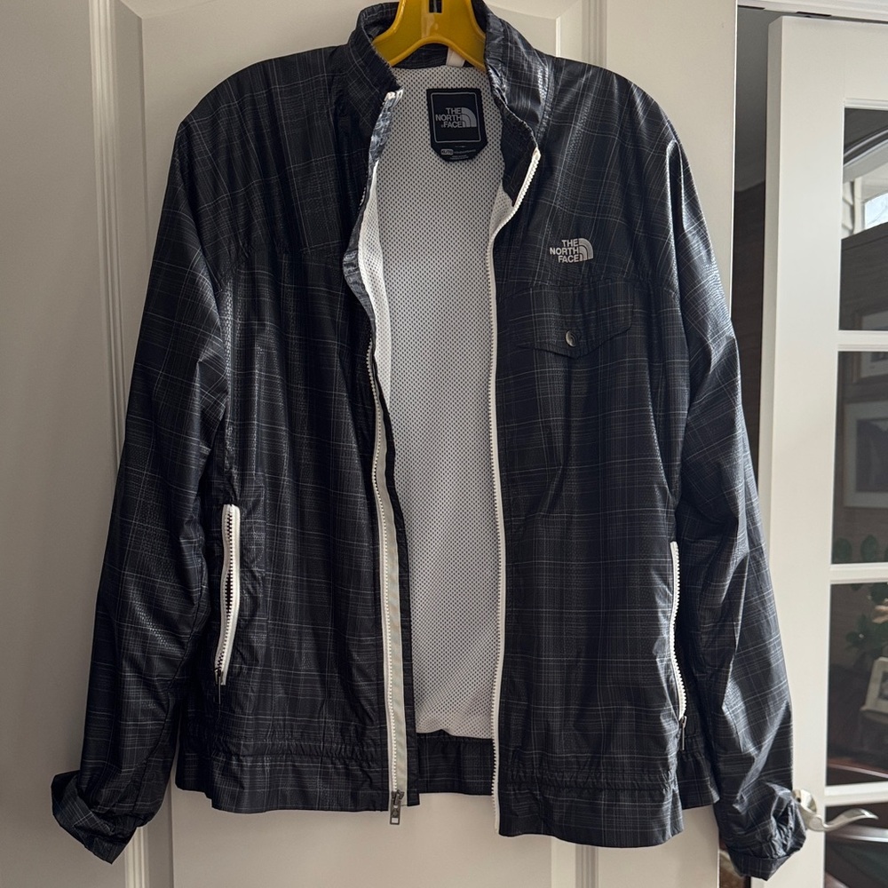 The North Face 𝑾𝒐𝒎𝒆𝒏𝒔 Plaid Black Windbreaker (𝒈𝒐𝒍𝒇)